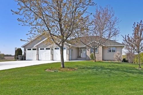 520 Country Oak Dr, Sauk Centre, MN 56378-8374