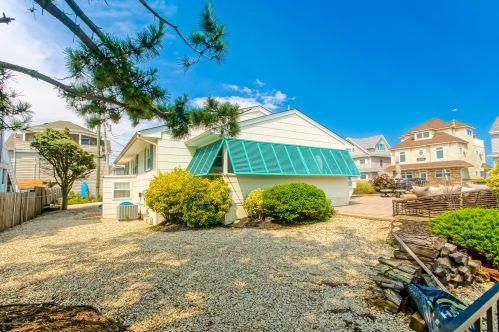 16 Las Vegas Rd, Lavallette NJ 08735-1815 exterior