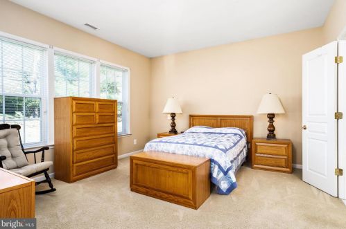 25 Sparrow Dr, Trenton NJ 08690-2464 exterior