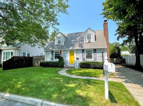 31 Crest Ave, Lincoln, RI 02865-3024