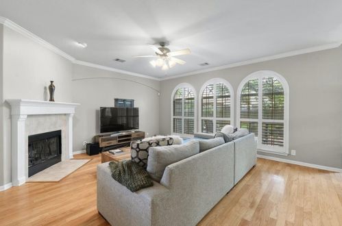 11721 Emerald Falls Dr, Austin, TX 78738-5329
