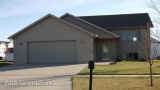 2333 44th Ave, Grand Forks, ND 58201-3422
