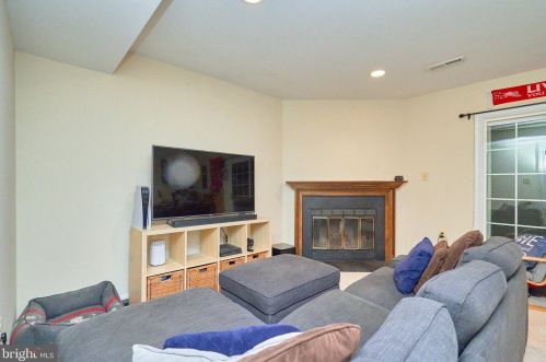 6740 Sunset Woods Ct, Springfield VA  22015-4241 exterior