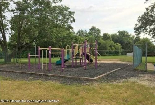 32 Manchester Ct, East Freehold NJ  07728-3230 exterior