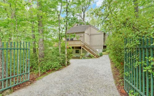285 Bobcat Ln, Lakemont, GA 30552-2821