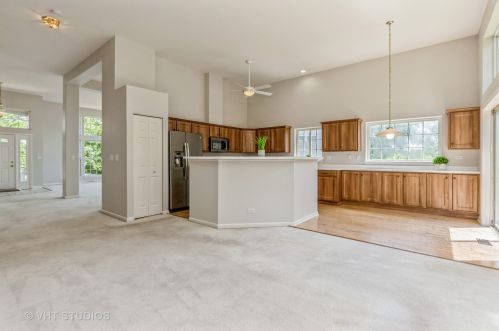 1081 Smithfield Ct, Gurnee, IL 60031-6119