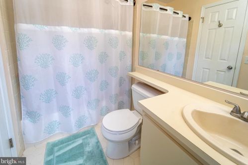 68 Cheverny Ct, Trenton NJ  08619-4716 exterior