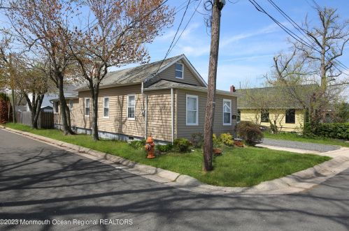 17 Nevada Ave, Middletown, NJ 07748-5350