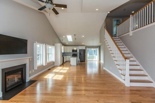 7 Thelma Ln, Middletown, RI 02842-4653