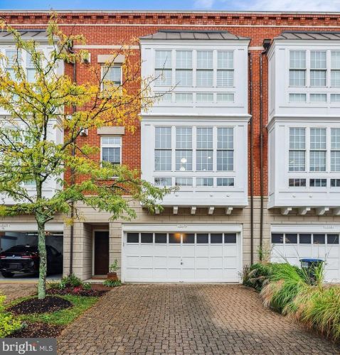 12079 Kinsley Pl, Herndon, VA 20190-5831