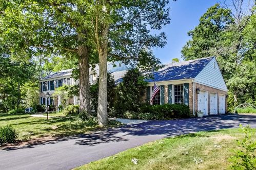 2 Regent Ln, Half Day, IL 60069-3330