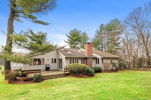 35 Mohegan Trl, Wapping, CT 06074-3820