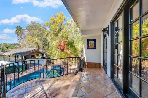 1664 Las Flores Dr, Glendale CA  91207-1200 exterior