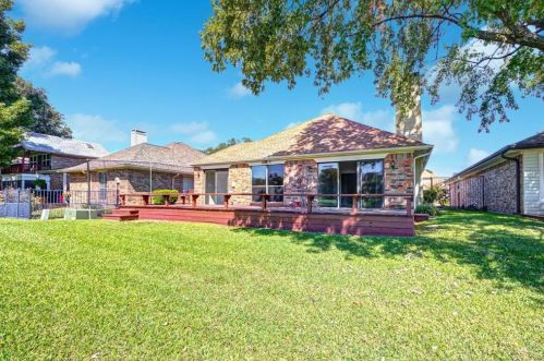 2817 Laurel Oaks Dr, Garland TX  75044-6944 exterior