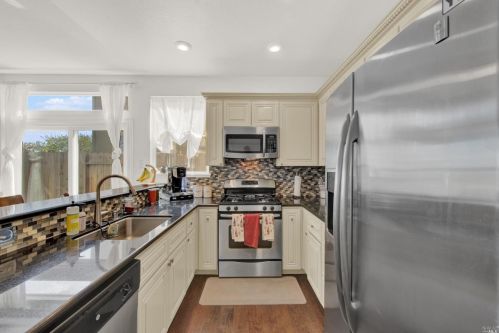831 Chateau Cir, Vacaville CA  95687-7432 exterior