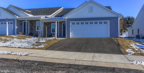 987 Shadowbrooke Dr, York, PA 17315-2863