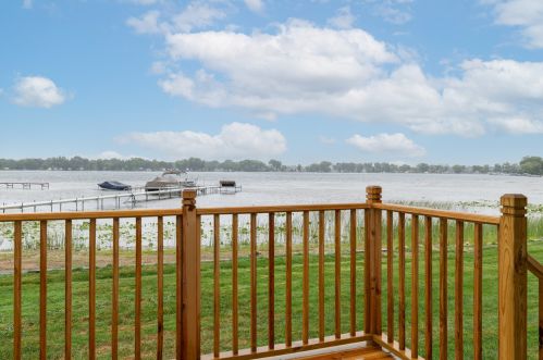 40269 West Shore Dr, Antioch, IL 60002-8611