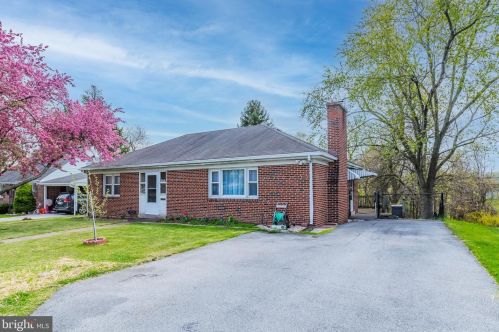 7241 Bucks St, Harrisburg, PA 17111-5216