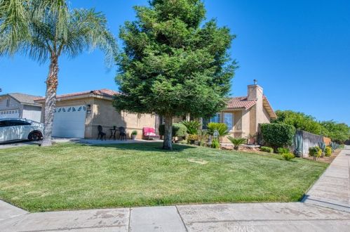 1213 Carmen Ave, Madera, CA 93638-1756
