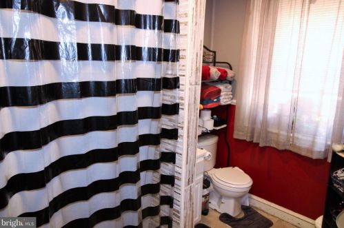 704 Chelten Ave, Philadelphia PA  19126-3712 exterior