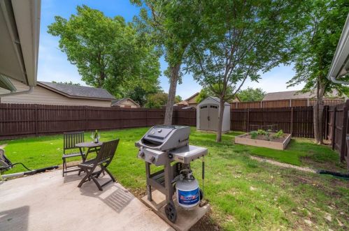 2116 Rockwood Dr, Carrollton TX 75007-5723 exterior