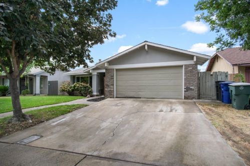 1416 Moccasin Dr, Modesto, CA 95351-1745