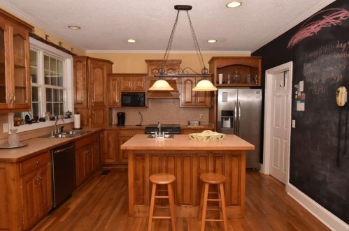 150 Lakeshore Dr, Carrollton, GA 30117-1810