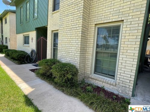 516 King St, Seguin, TX 78155-4816