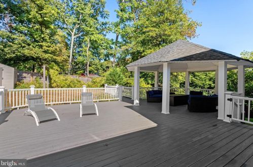 6808 Houndmaster Rd, Springfield VA  22152-2715 exterior