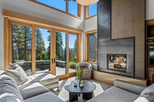 8370 Valhalla Dr, Truckee CA  96161-4296 exterior