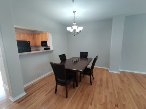 743 Hanbury Dr, Des Plaines, IL 60016-1567