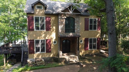 151 Breezy Pt, Hartwell, GA 30643-8111
