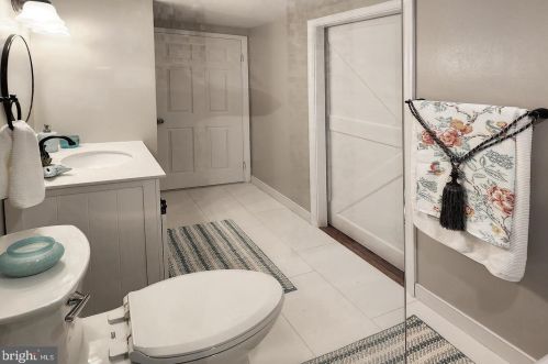 8406 Great Lake Ln, Springfield VA  22153-4004 exterior