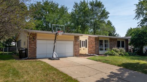691 Darlington Ln, Bull Valley, IL 60014-7709
