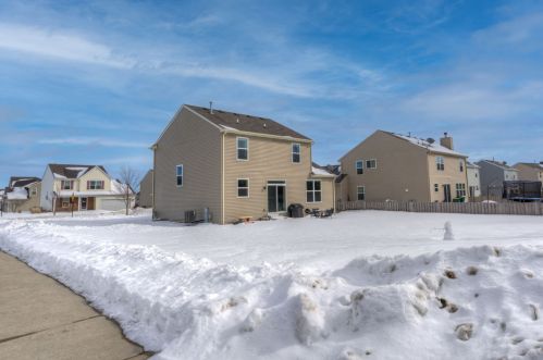 1600 Bristol Dr, Pingree Grove IL  60140-9038 exterior