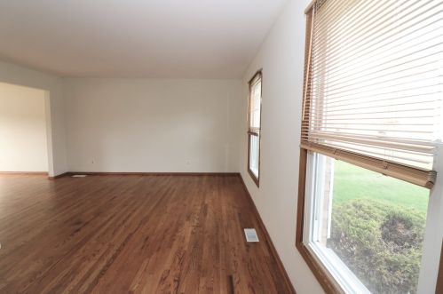 1222 Amberwood Dr, Bull Valley, IL 60014-8573