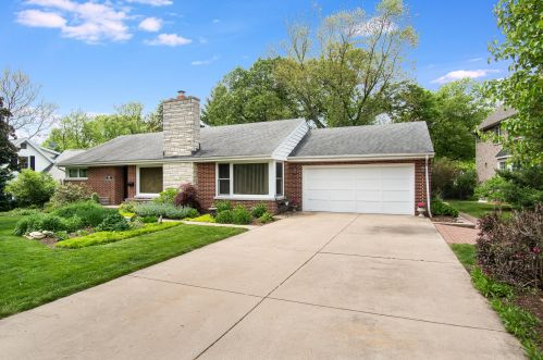 531 White Oak Dr, Naperville, IL 60540-5540