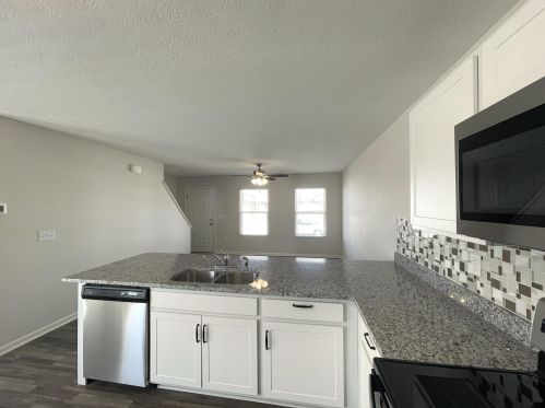 1881 Erika Dr, Springfield OH  45503-5883 exterior
