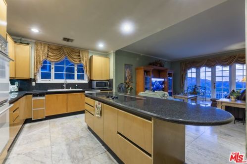 3334 Oakmont Vw Dr, Glendale CA  91208-1158 exterior