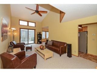 1296 Sunview Ct, Saint Paul, MN 55126-5632