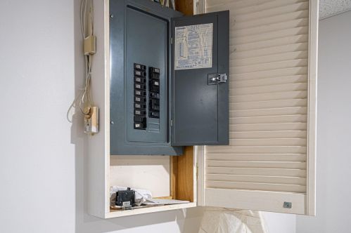 407 Elmwood Dr, Hudson NH  03051-3242 exterior