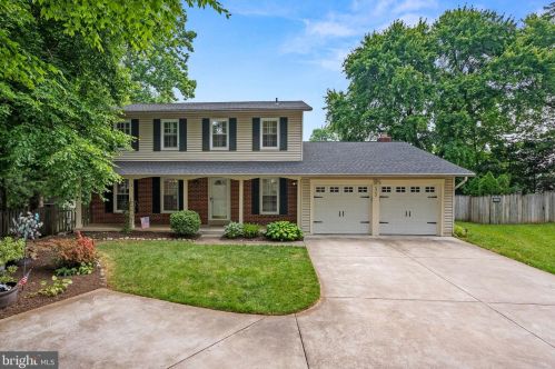 6902 Shackle Pl, Springfield, VA 22015-4517