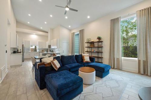 5008 Baker St, Austin TX  78721-1511 exterior