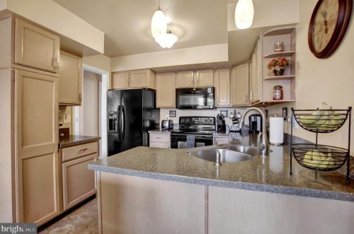 16 Mill Pond Dr, Lancaster PA  17603-7411 exterior