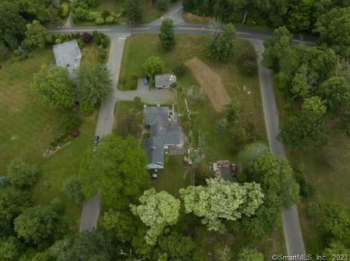9 Meadow Ave, Woodbury, CT 06798-3921