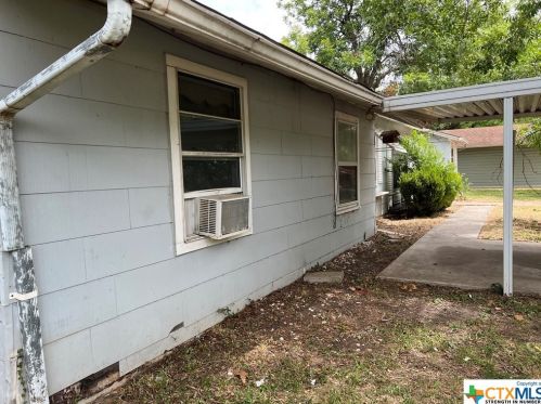 407 Moore St, Seguin, TX 78155-5921