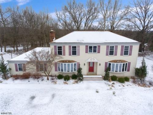 11 Robert Dr, Lebanon, NJ 08833-3001