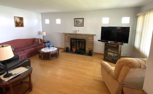 114 Mount Prospect Rd, Mount Prospect, IL 60056-3438