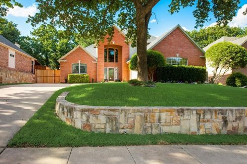 704 Wortham Dr, Grapevine, TX 76051-5729