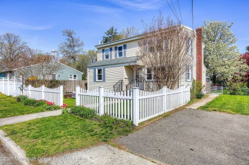 13 Passaic St, Middletown, NJ 07748-5541